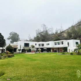 Hermosa residencia rodeada de vegetación