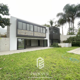 OPORTUNIDAD!!! Lujosa casa de estreno en Rinconada Alta
