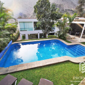 OPORTUNIDAD POR VIAJE ! Hermosa casa con amplio jardín en la mejor zona de La Planicie