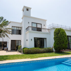 OPORTUNIDAD POR VIAJE - EXCLUSIVA CASA EN URB. LAS LAGUNAS CON BORDE AL LAGO