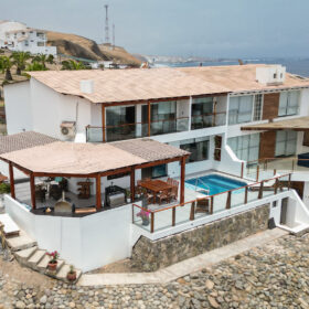 ¡Increíble casa de playa con finos acabados! Diseño semi rústico moderno, concepto abierto REMATE!!