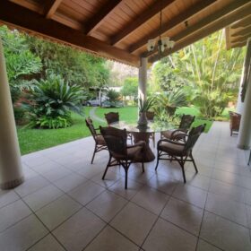 Oportunidad!! Acogedora casa con un lindo paisajismo en La Planicie
