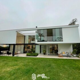 Hermosa Residencia de Lujo en Zona Cerrada y Segura – La Molina