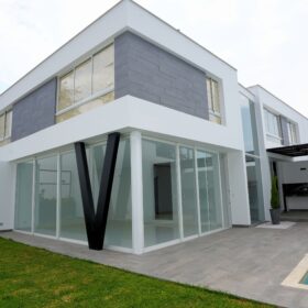 MODERNAS CASAS DE ESTRENO EN CONDOMINIO – RINCONADA DEL LAGO