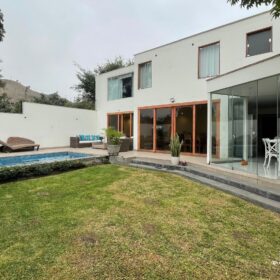 ¡EXCELENTE OPORTUNIDAD! ESPECTACULAR CASA FRENTE A PARQUE CON AMPLIOS ESPACIOS Y ACABADOS DE LUJO